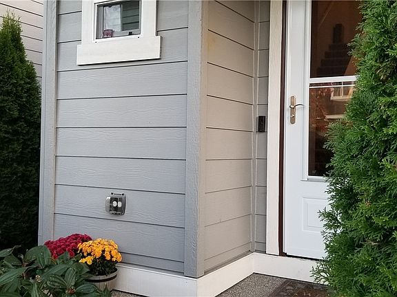 2nd image of 416 200th St SW