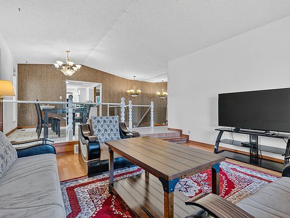 4th image of 11 Howson Cres NW