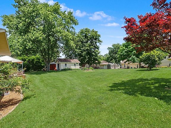 3rd image of 906 Crestview Ln