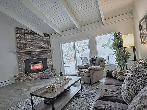 3 bed, 2.5 bath, 1360 sqft, $3,400 — Photo 3