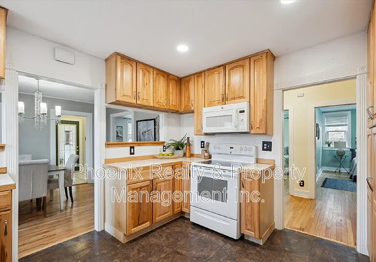 211 E Geneseo St — Photo 8