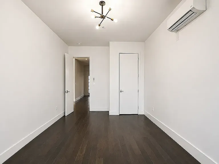 1110 Halsey St #6 — Photo 7