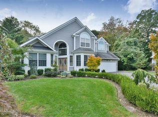 4 Joyce Ct, Syosset, NY 11791