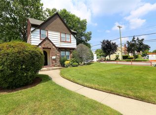 8602 253rd St, Bellerose, NY 11426
