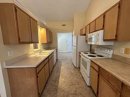 3rd image of 305 Firethorn Ln