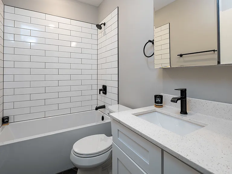 The Bryn - 5600 N Sheridan Rd — Photo 23