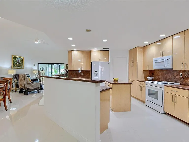 65 Centennial Ct — Photo 3