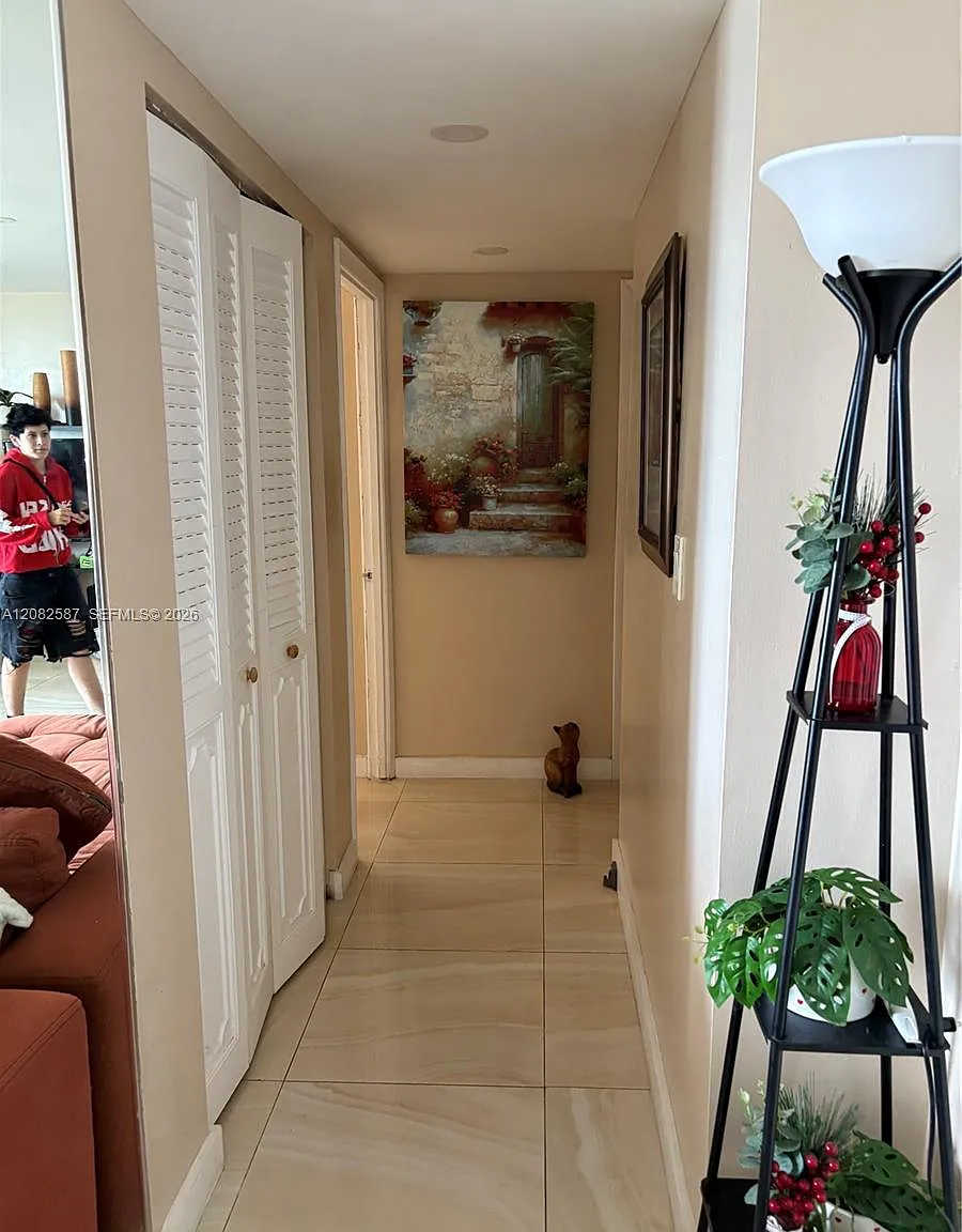 Bayview Towers Condo Sout — Photo 4