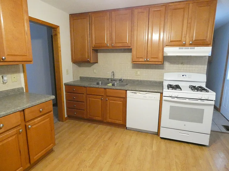 515 Freeman Ave — Photo 3