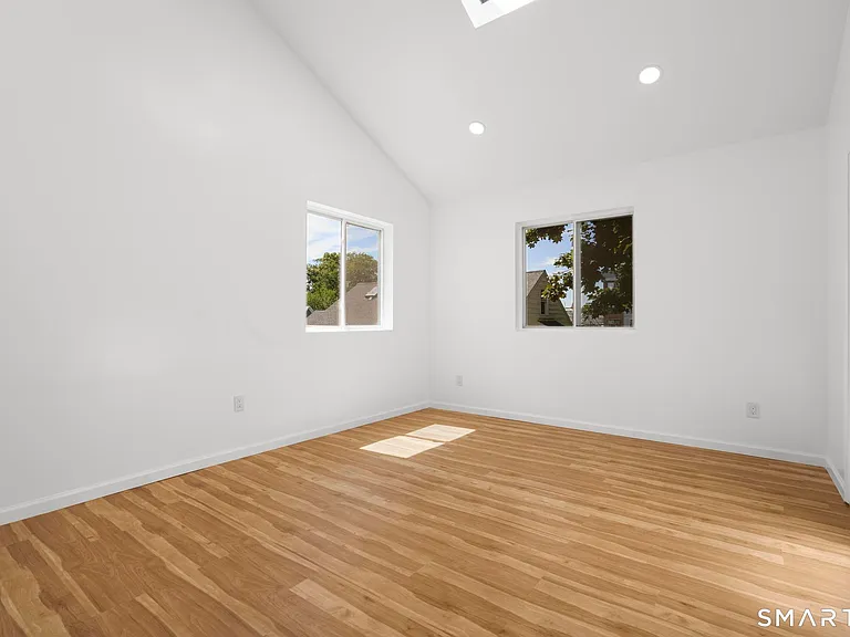 810 Brewster St — Photo 15