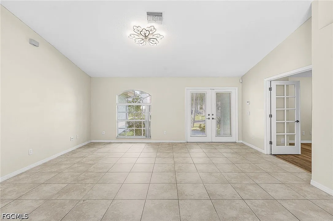 4 bed, 2.0 bath, 1638 sqft, $2,400 — Photo 3