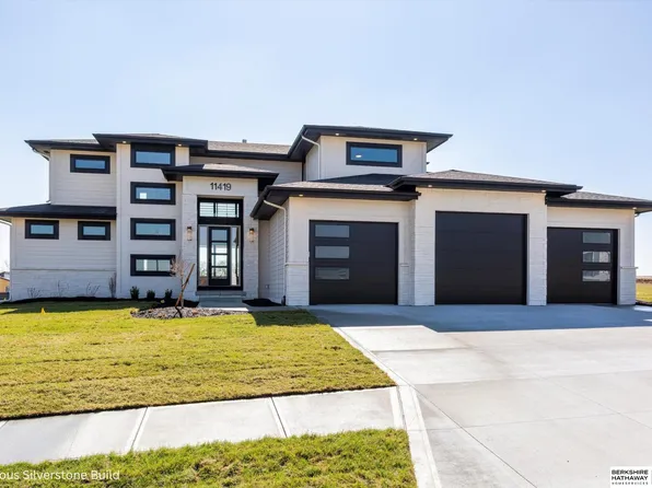 21804 Hackberry Dr, Gretna, NE 68028