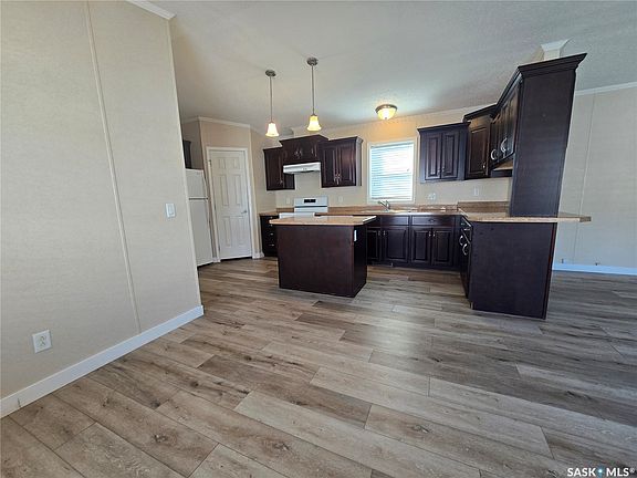 5th image of 210 BROWNLEE Street