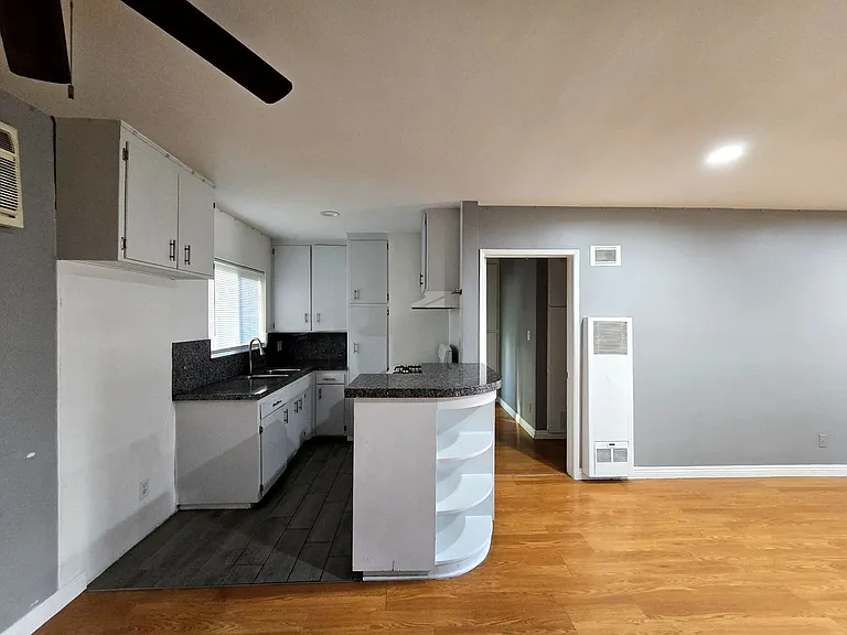 7419 Woodley Ave — Photo 5