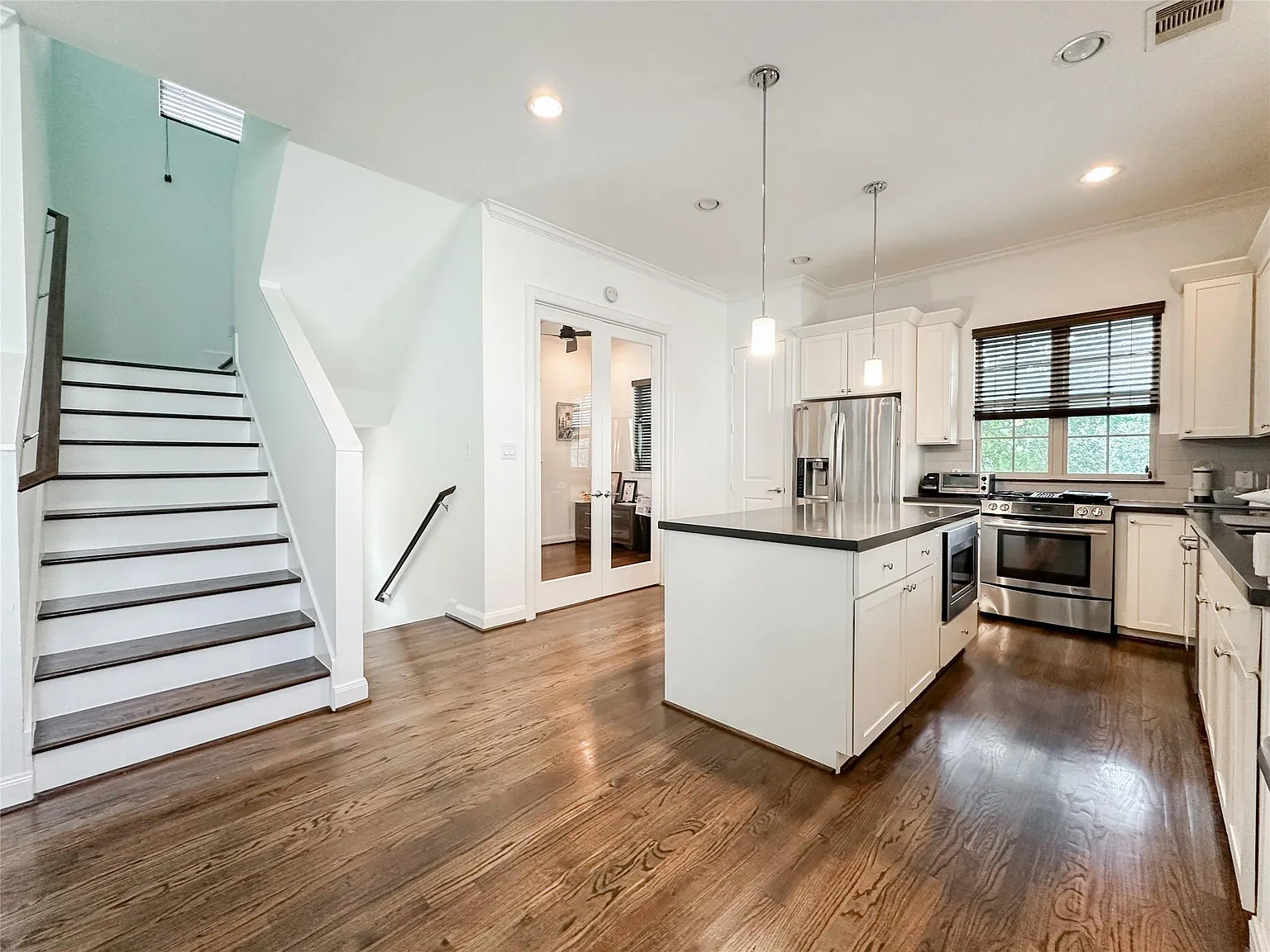 3 bed, 3.5 bath, 2100 sqft, $3,000 — Photo 3