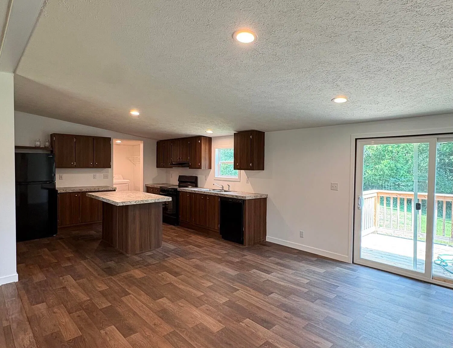 4 bed, 3.0 bath, 2001 sqft, $2,000 — Photo 4