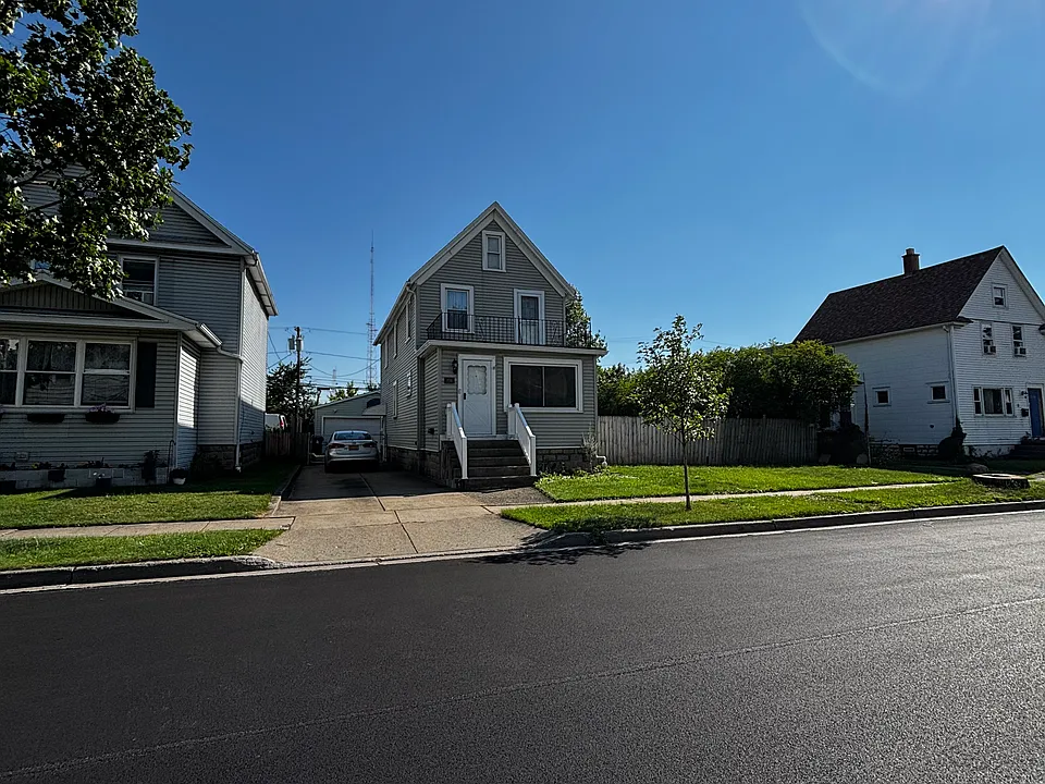 176 W Hazeltine Ave