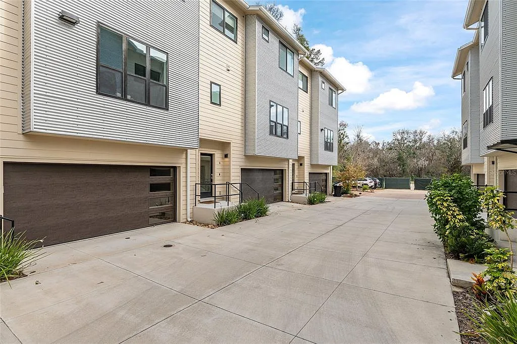 3 bed, 3.5 bath, 2270 sqft, $3,600 — Photo 3