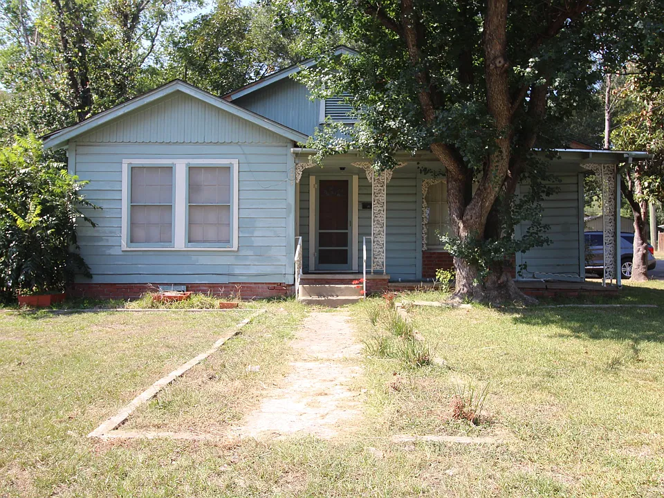 323 N Houston St