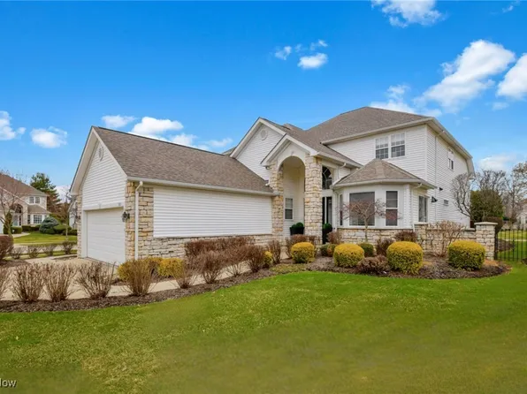 381 W Glengary Cir, Highland Heights, OH 44143