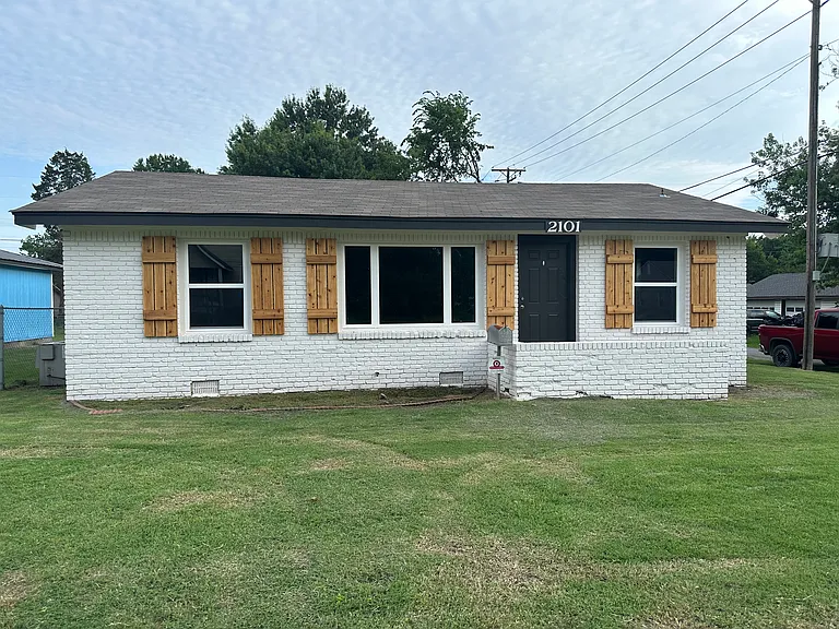2101 Robison St — Photo 2