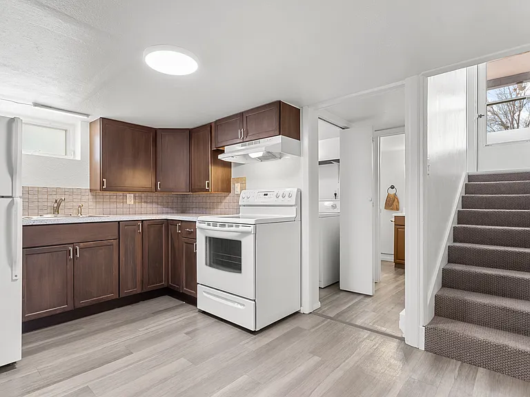 432 E 11th St #B — Photo 9