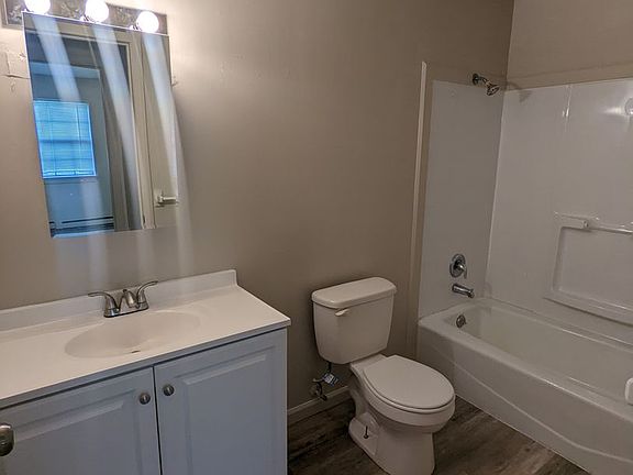 5th image of 2919 Leeway Dr APT B