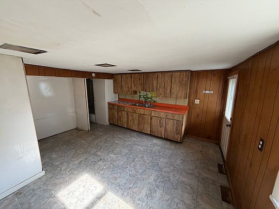 2nd image of 929 E 4th St