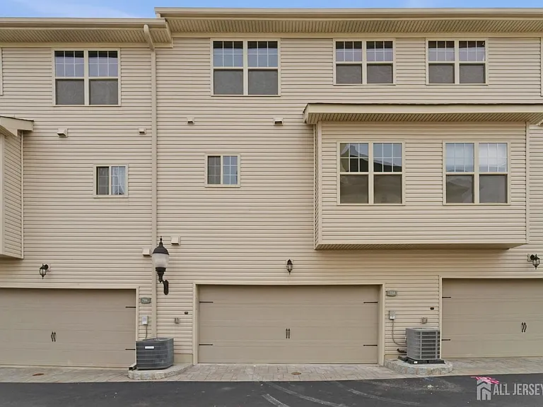 704 Green Ln — Photo 11
