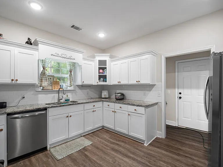 118 Clay St NE — Photo 17