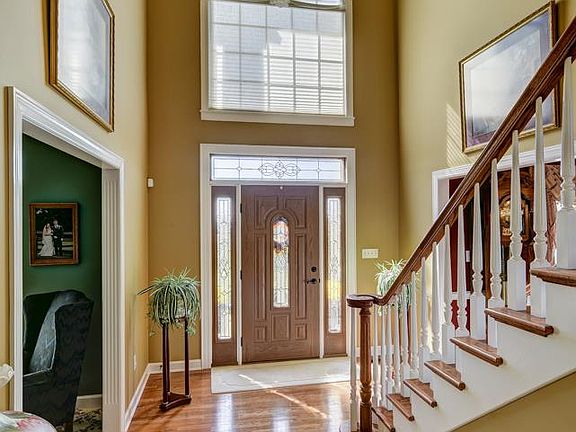 4th image of 215 Graystone Dr