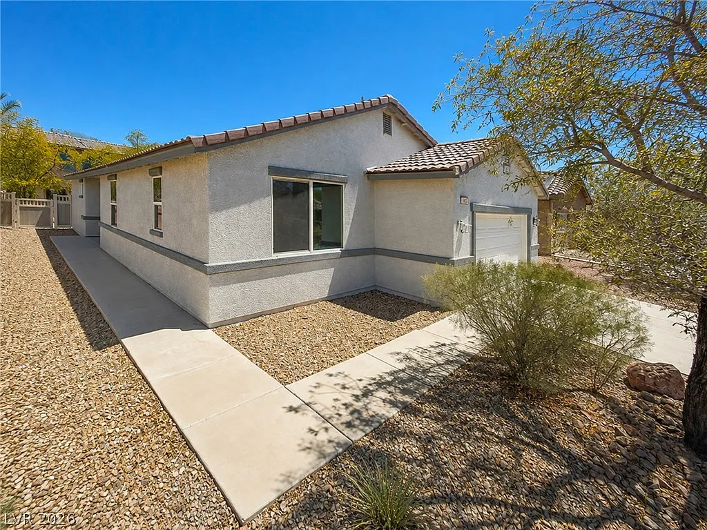 4 bed, 2.0 bath, 1484 sqft, $2,070 — Photo 1