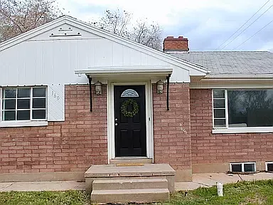 160 E McArthur Ave — Photo 1