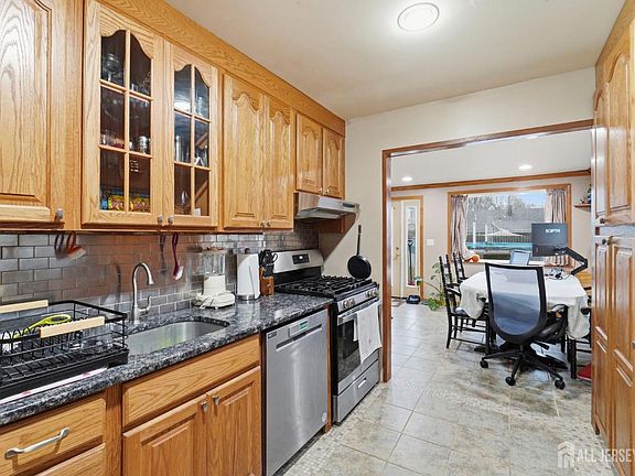 5th image of 27 Glenville Rd