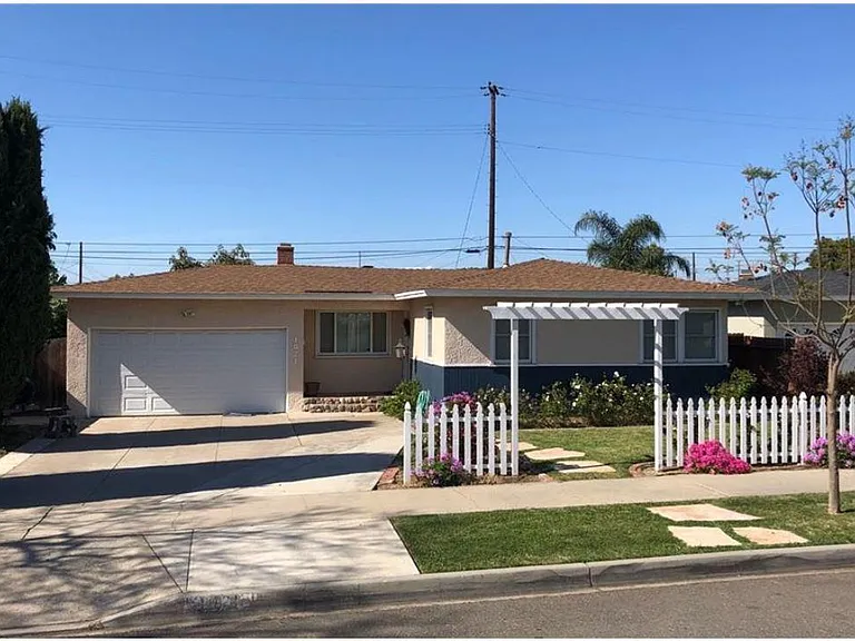 1021 W Acacia Ave — Photo 1