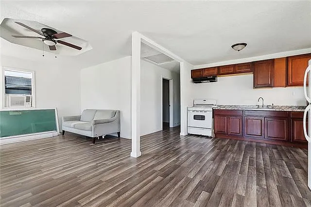 3 bed, 1.0 bath, 1043 sqft, $1,700 — Photo 3