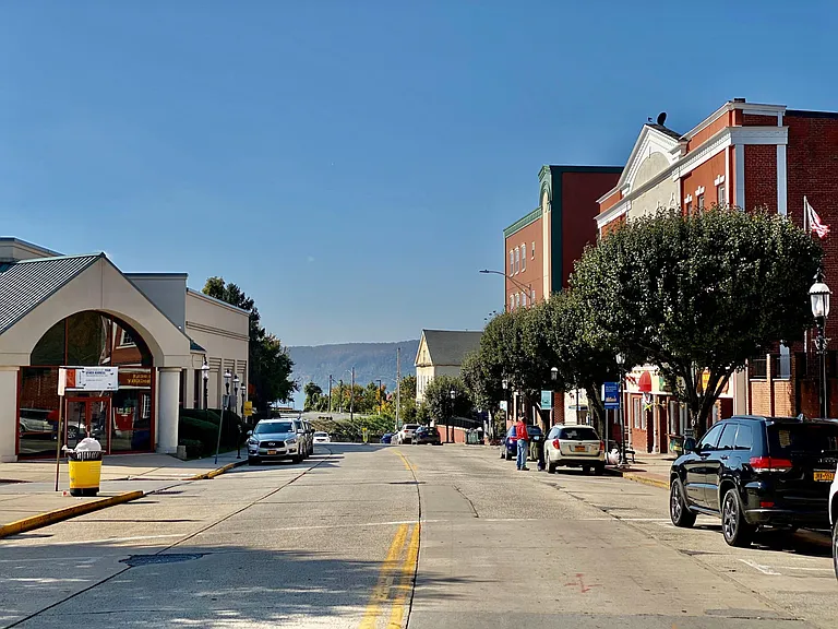 Main St — Photo 21