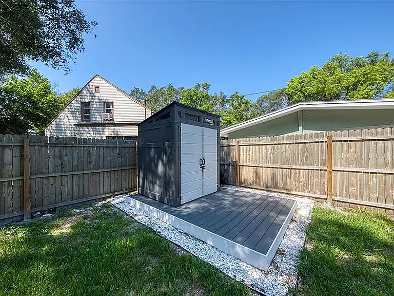 721 Bay St — Photo 16