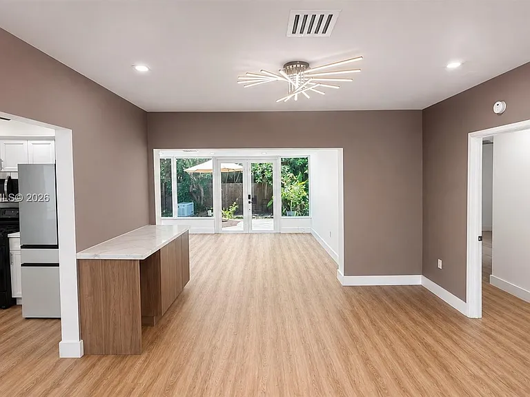 8819 Dickens Ave — Photo 14