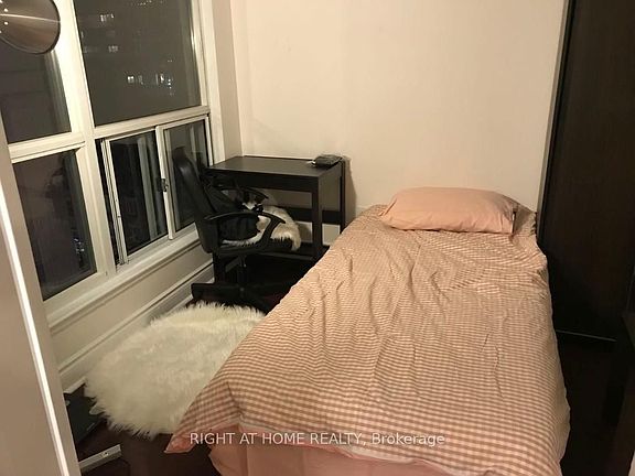 5th image of 7 Carlton St Unit 1111