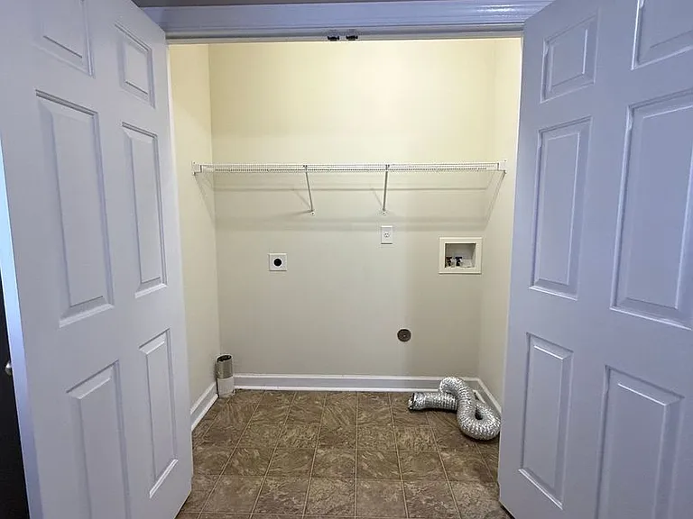 110 Ashwood Dr — Photo 5