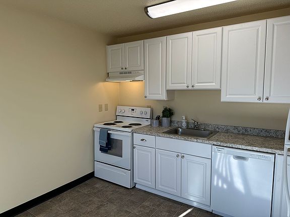 3rd image of 380 E Clarendon St #380