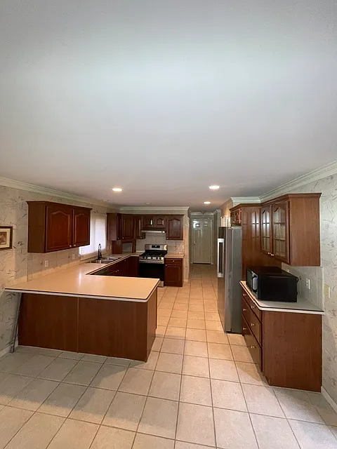 4 bed, 2200 sqft, $2,900 — Photo 3