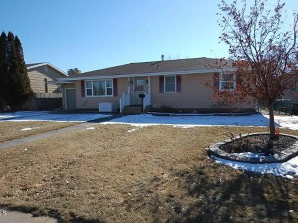 808 9th St SW, Sidney, MT 59270