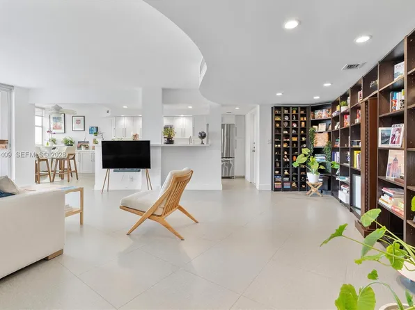 100 Golden Isles Dr APT 515, Hallandale Beach, FL 33009