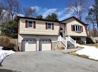 16 Arlington Dr, Harriman, NY 10926