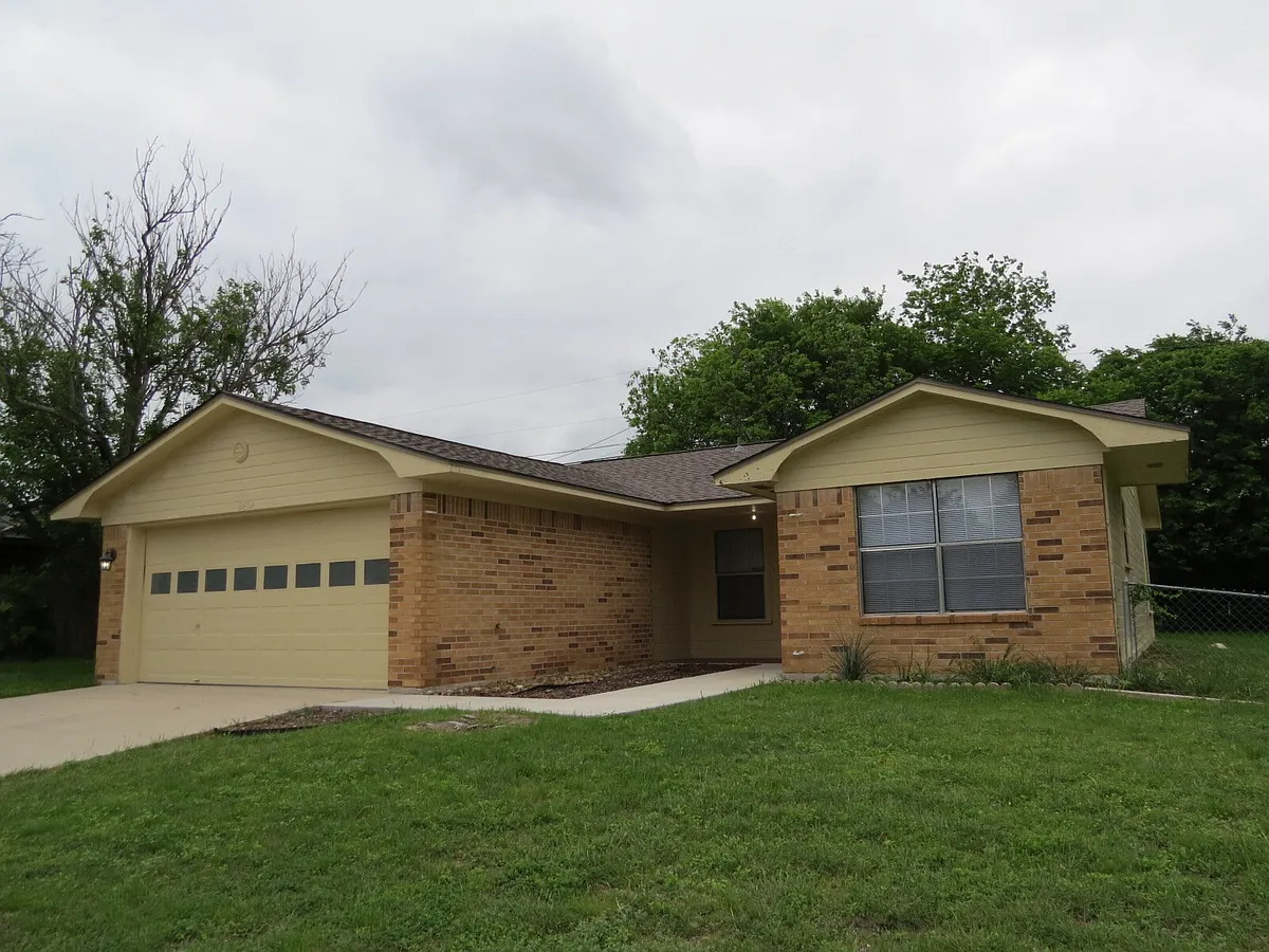 Building Photo - 2402 Lazy Ridge Dr