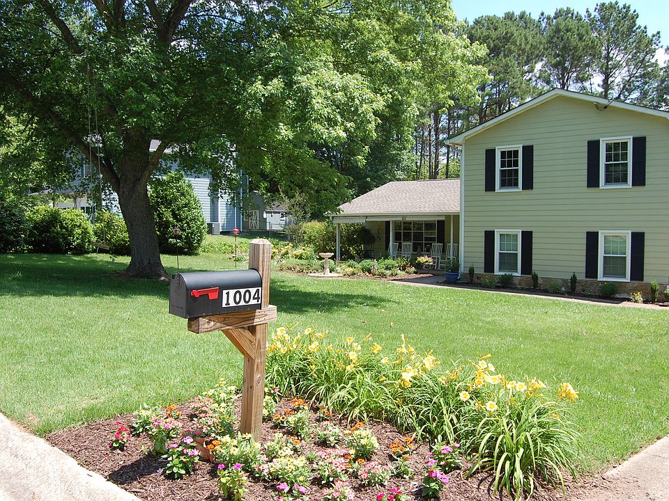 Welcoming front yard