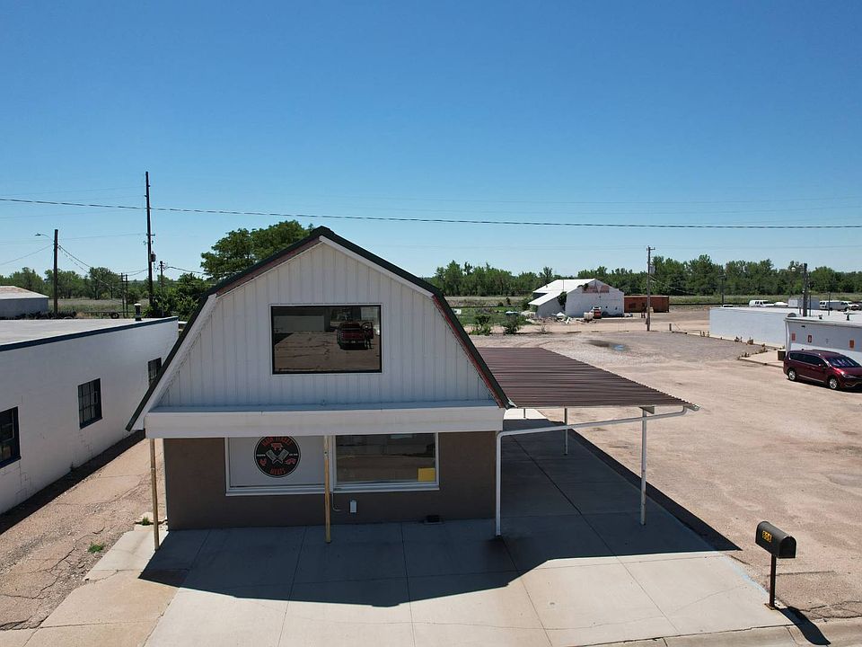 1st image of 806 W 1st St