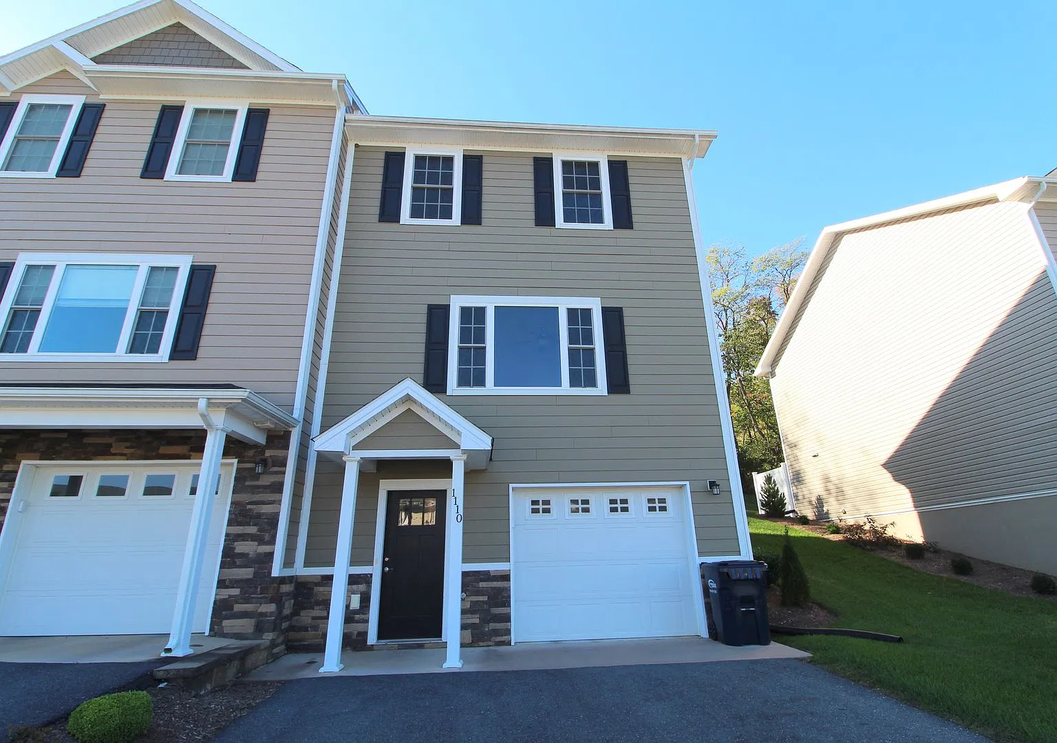 Spacious End-Unit Townhome in Crescent Ridge — Photo 1